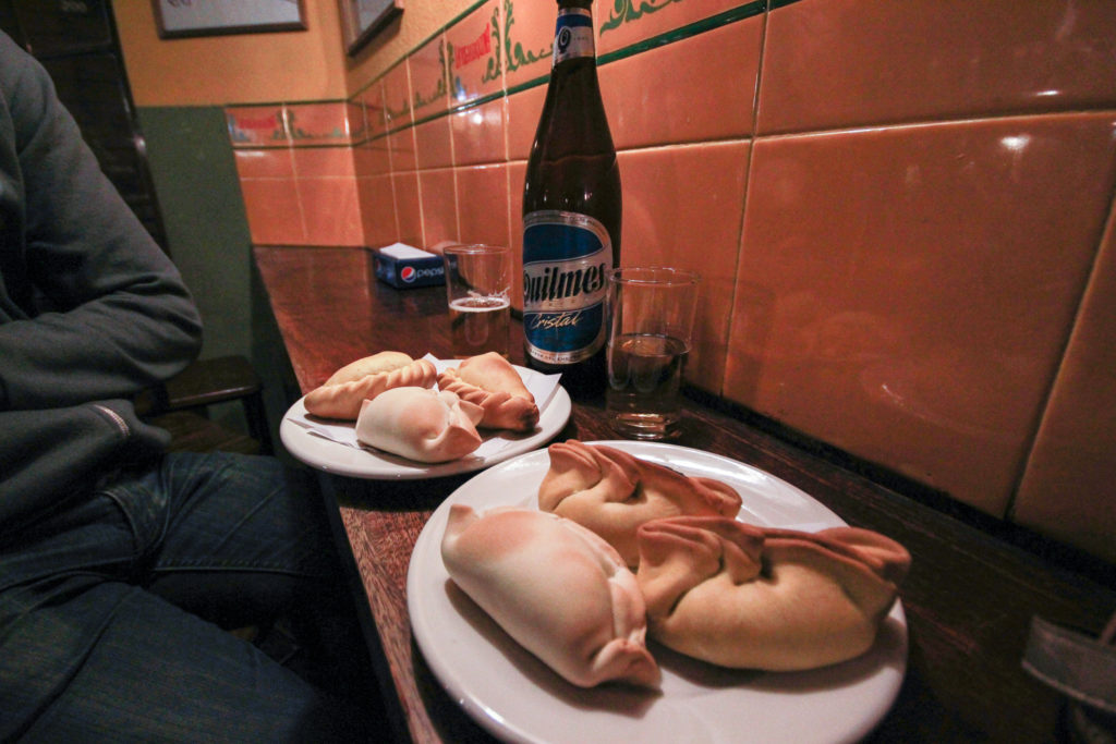 Empanadas et Quilmes dans un bar de Cordoba, Argentine