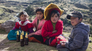 Petits vendeurs de bières, vallée de Lares, Pérou
