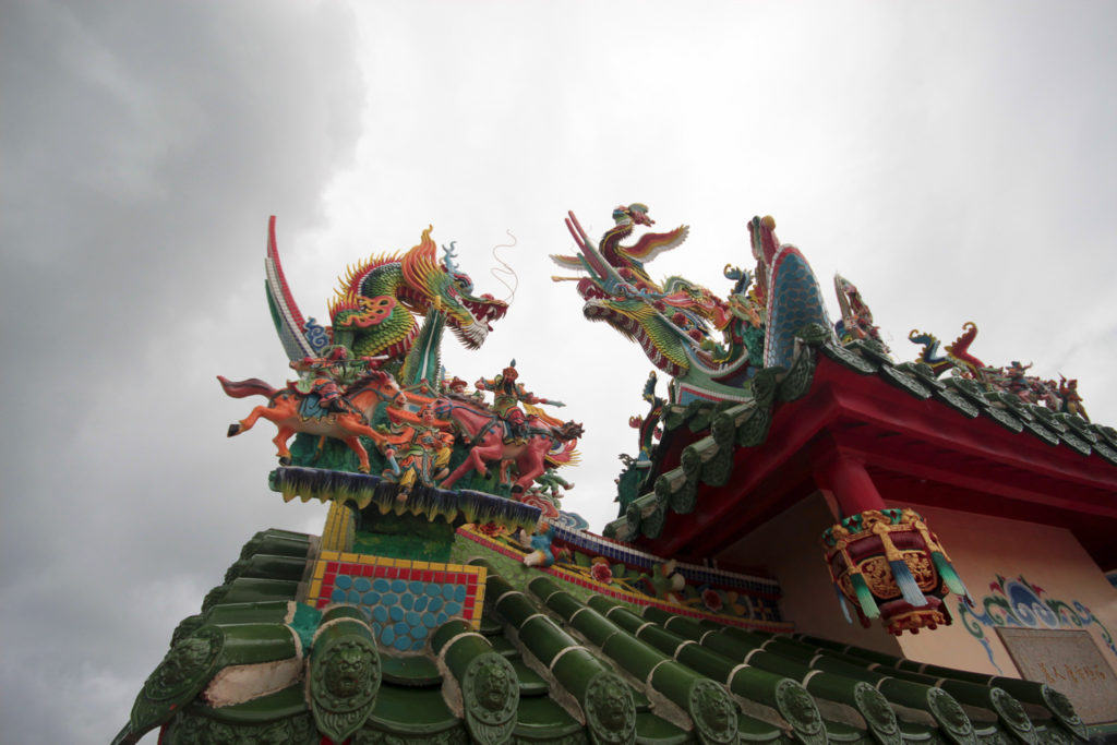 Dragon sur le toit d'un temple à Ishigaki, archipel d'Okinawa, Japon