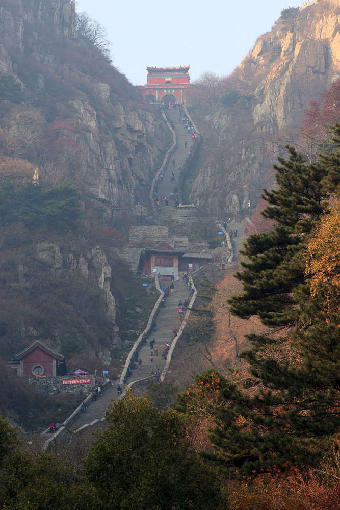 Sur la trace des premiers empereurs de Chine au mont Tai, l’une des 5 montagnes sacrées de Chine. Paysage d’estampe et haut lieu de pèlerinage.
