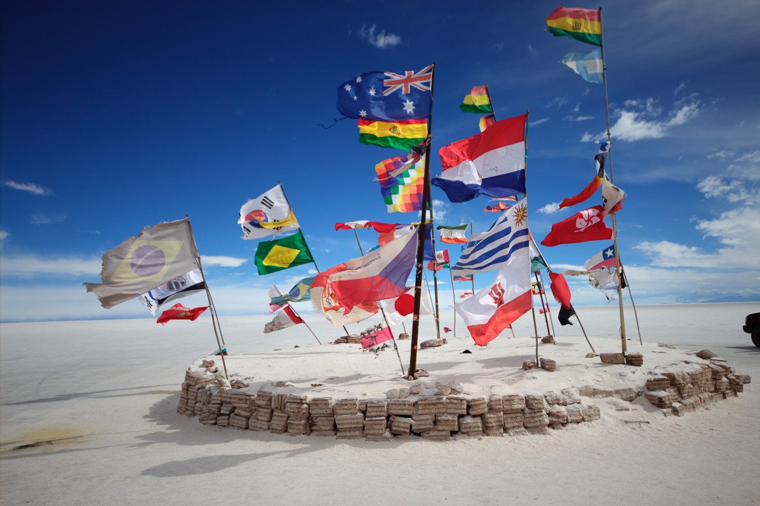 Drapeaux du monde entier au Salar d'Uyuni, Sud Lipez, Bolivie