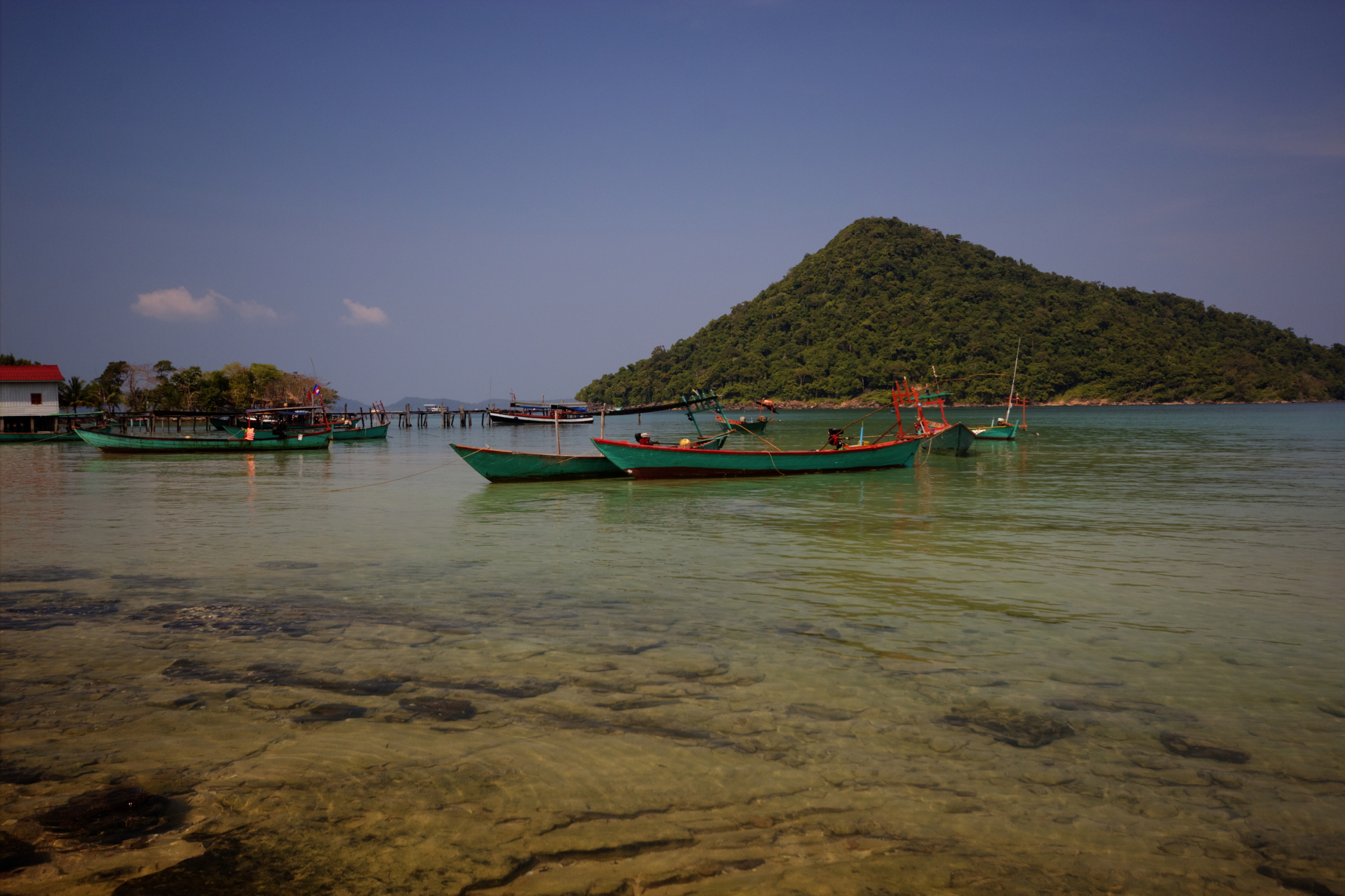 Barques dans la baie de l^'ile de Koh Rong Samloem, Cambodge