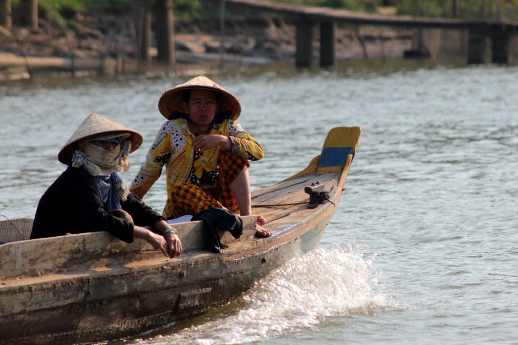 Après une incursion de plusieurs semaines au Laos et au Cambodge, nous reprenons la route du Vietnam en descendant les eaux sombres du Mékong depuis Phnom Penh. L’occasion de découvrir la vie locale sur le fleuve, entre maison-bateau, barques de pêcheurs et bacs remplis de scooters.