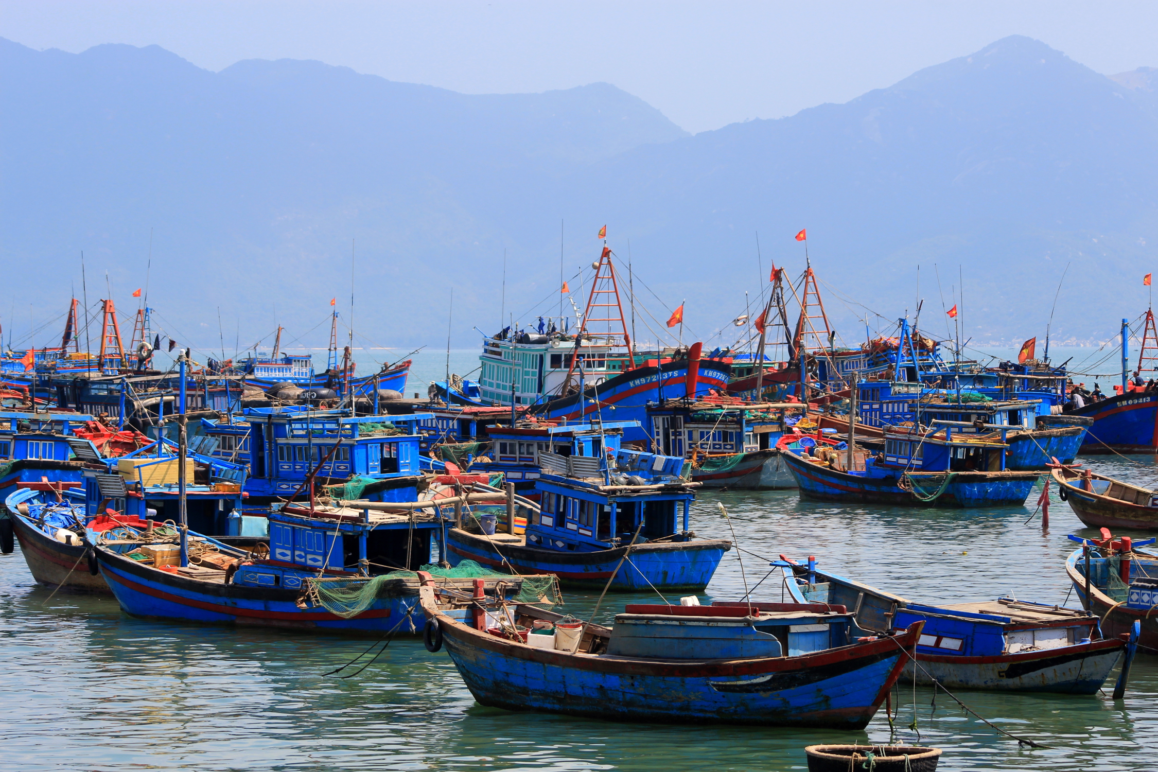 Bateaux mouillant dans la baie de Nha Trang, Vietnam
