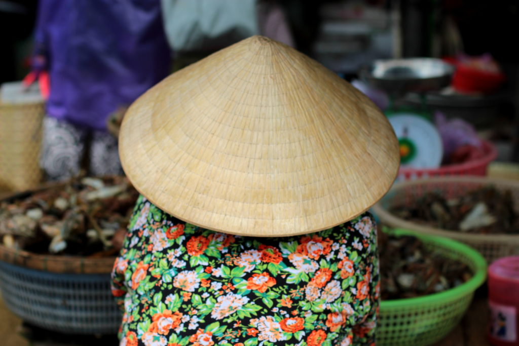 Chapeau vietnamien sur le marché de Hoi An, Vietnam