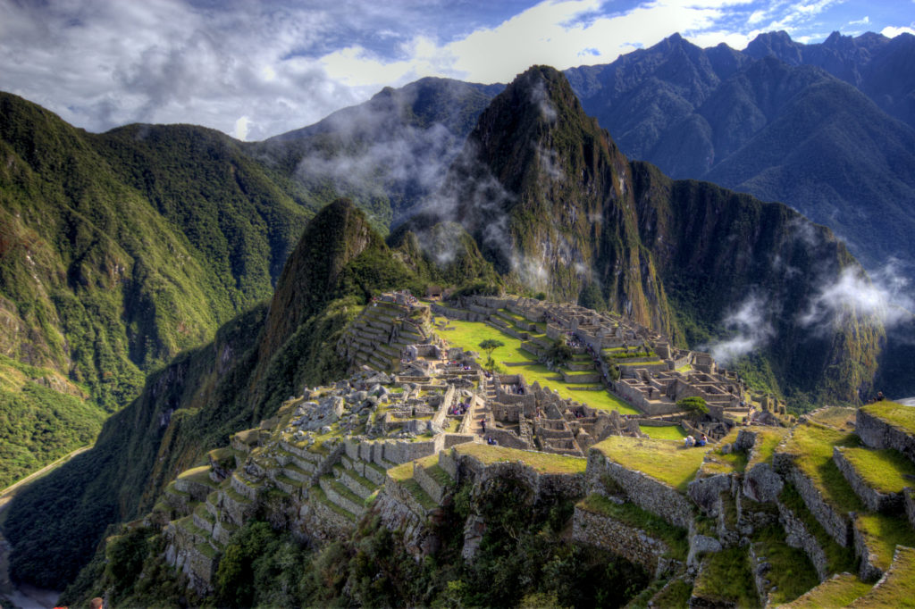 Ultime montée de marches avant d’accéder enfin au Machu Picchu, qui se dévoile peu à peu à mesure que la brume se lève, comme pour mieux livrer tous ses secrets.