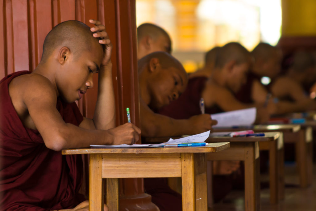 Moines étudiants au monastère Kha Khat Wain Kyaung, Bago, Birmanie