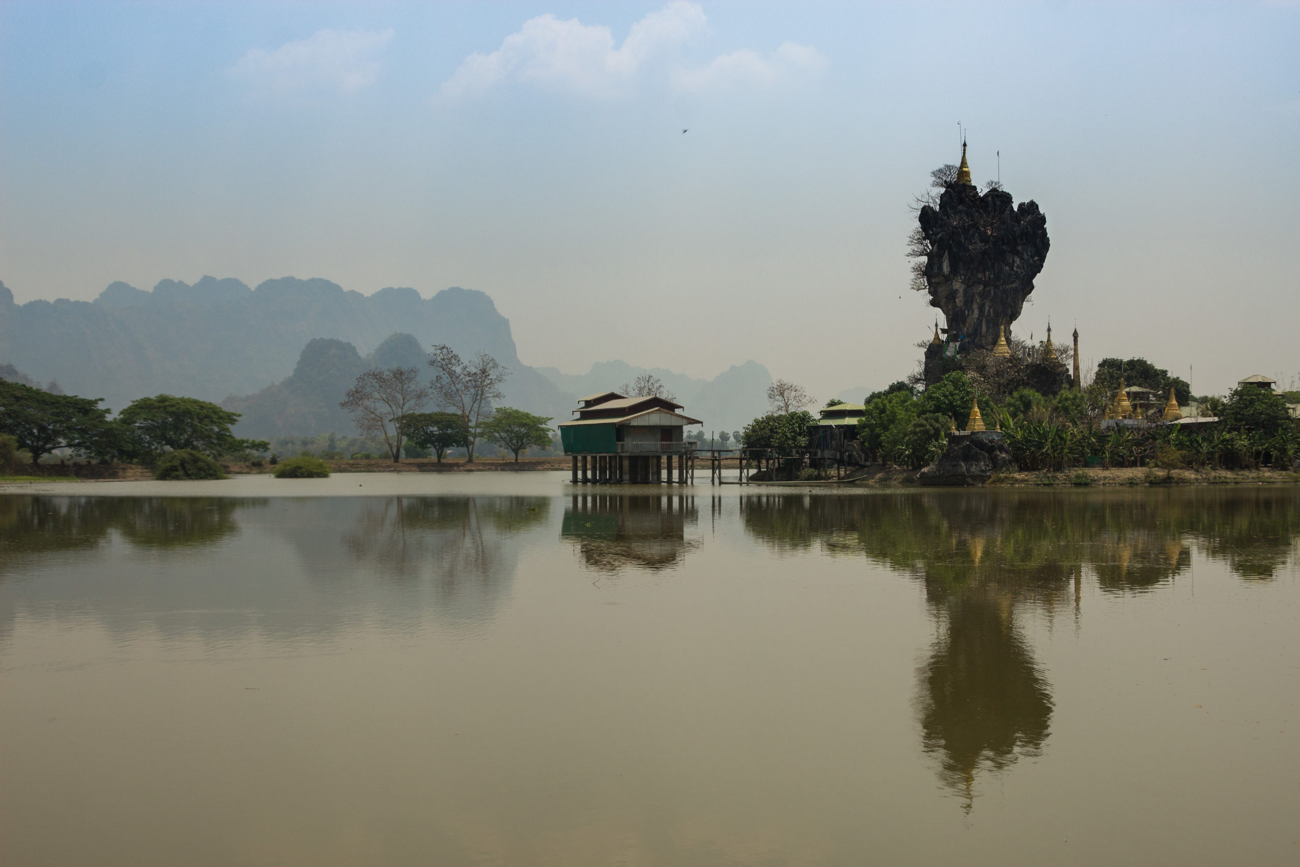 Monastère en haut d'un piton rocheux en équilibre au-dessus d'un lac à Hpa-An, Birmanie