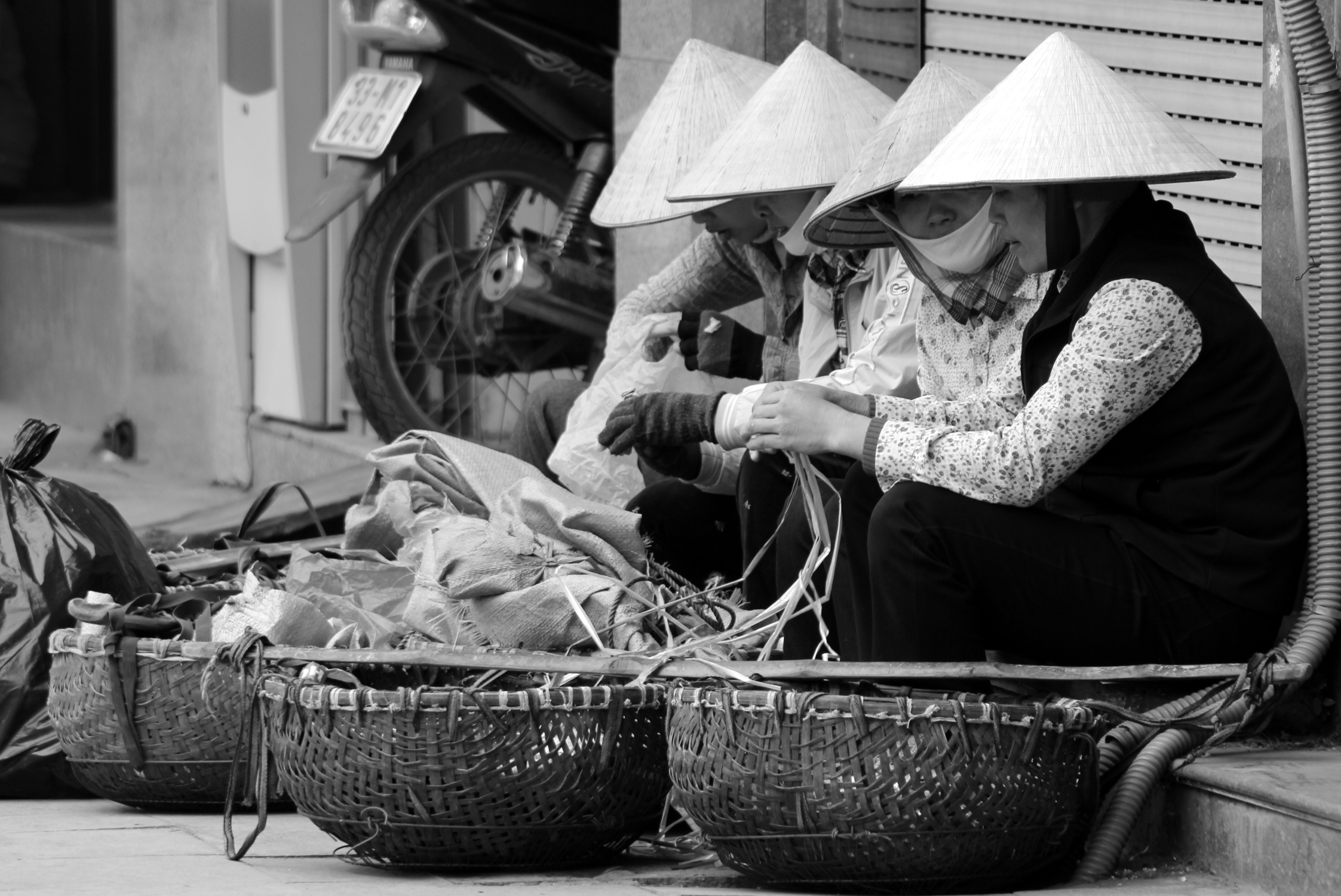Vendeuses ambulantes dans les rues d'Hanoï, Vietnam
