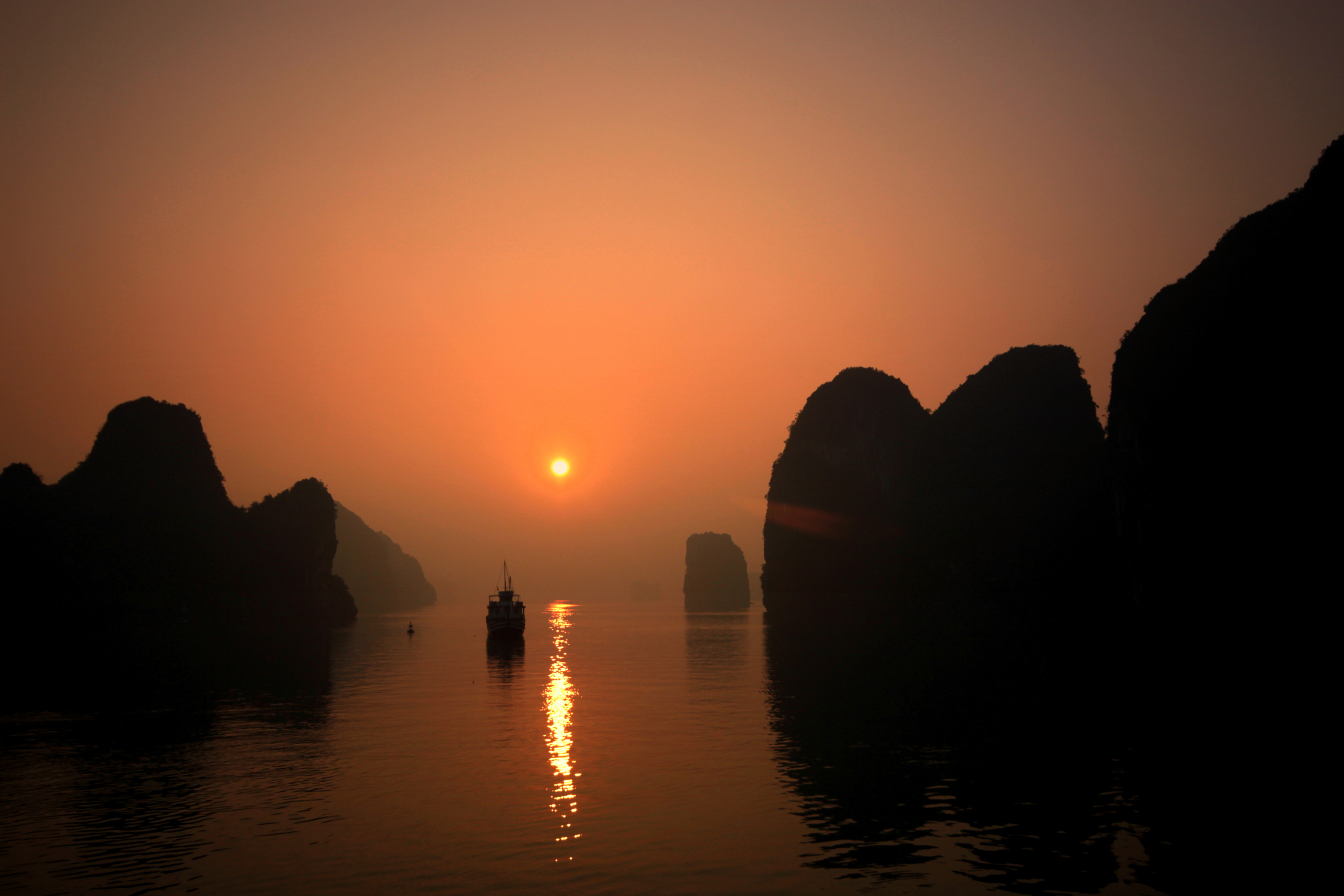 Coucher de soleil dans la baie d'Halong, Vietnam