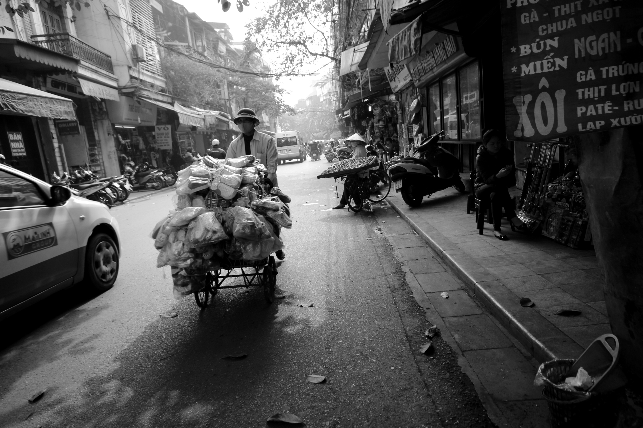 Vendeur ambulant dans les rues d'Hanoï, Vietnam