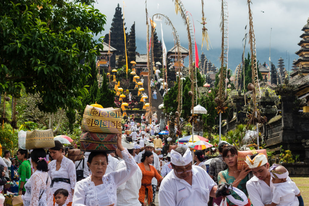 Procession au temple de Besakih à Bali