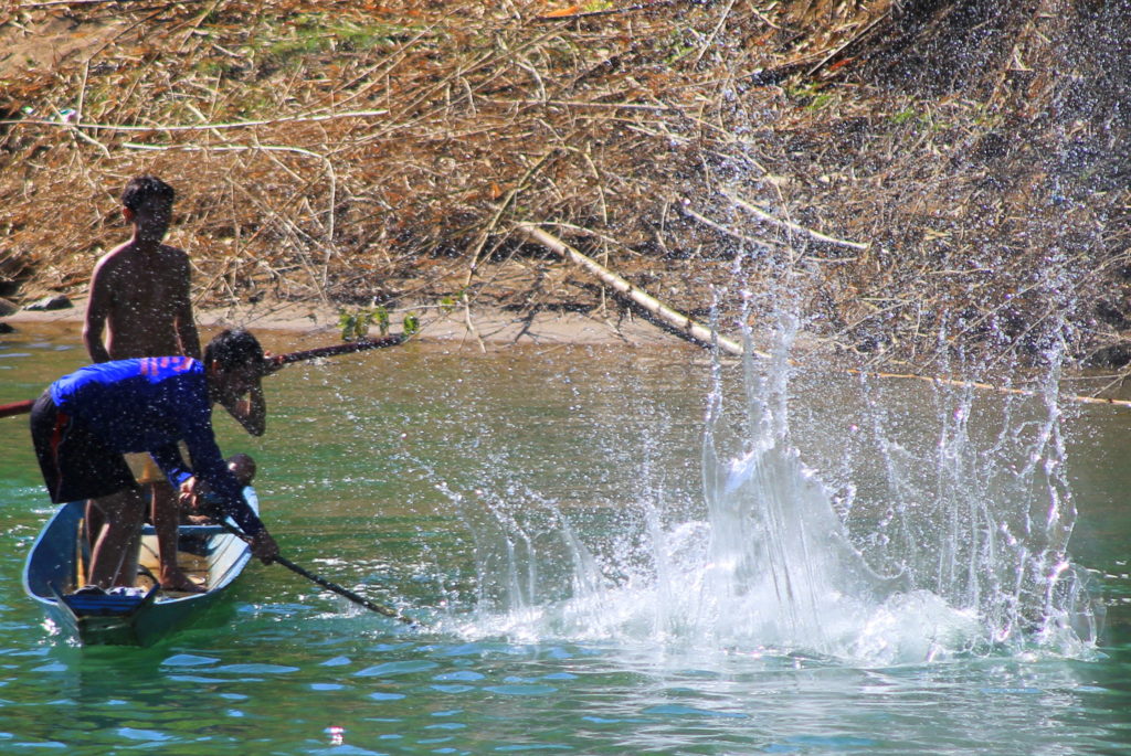 Pêcheurs frappant l'eau de la rivière Nam Xong à Vang Vieng, Laos