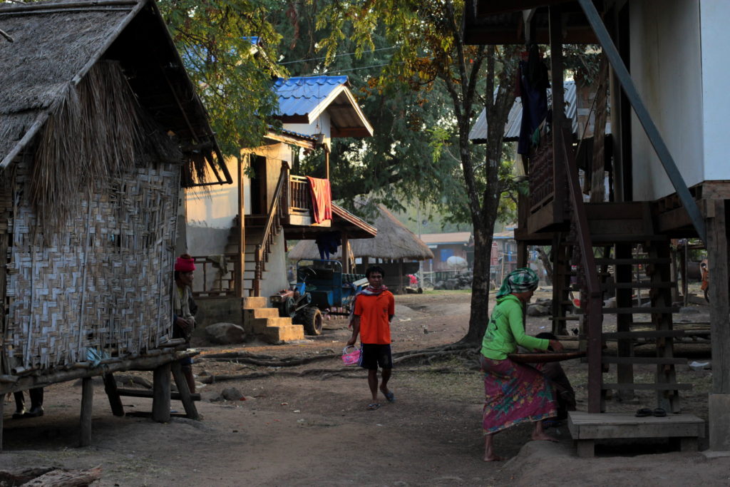 Village du plateau des Bolovens, Laos
