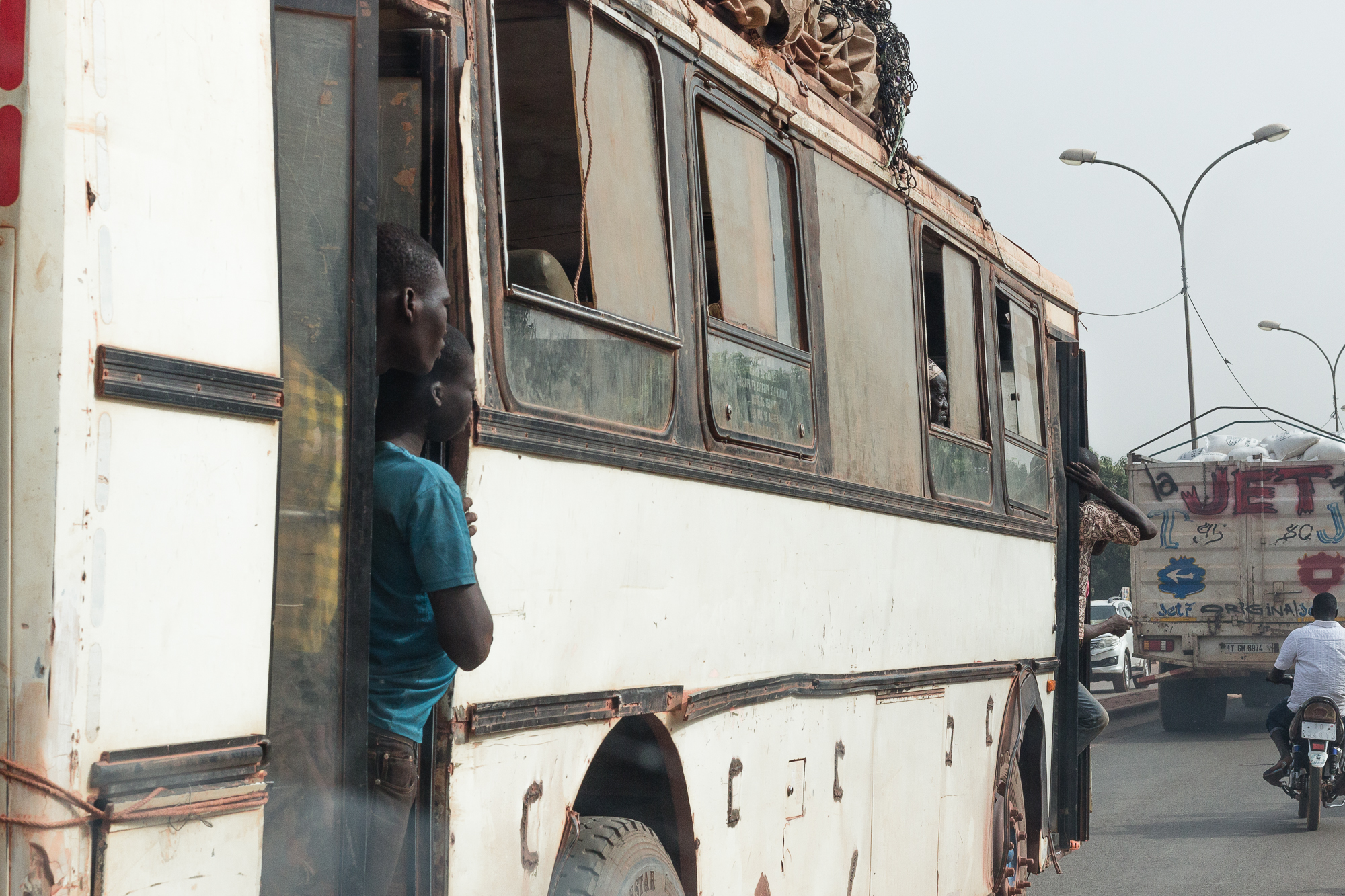 Passagers d'un bus de Bobo Dioulasso, Burkina Faso