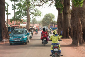 Rue bordée d'arbres de Bobo Dioulasso, Burkina Faso
