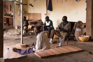 Artisans de l’atelier BaraGnouma fabriquant un balafon, Bobo Dioulasso, Burkina Faso