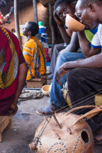 Musicien buvant une calebasse de dolo, cabaret Poto Poto, Bobo Dioulasso, Burkina Faso