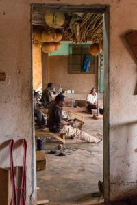 Artisans fabriquant des instruments de musique traditionnelle, atelier BaraGnouma, Bobo Dioulasso, Burkina Faso