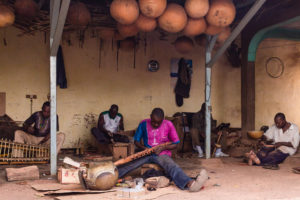 Artisan fabriquant un n'goni, atelier BaraGnouma, Bobo Dioulasso, Burkina Faso