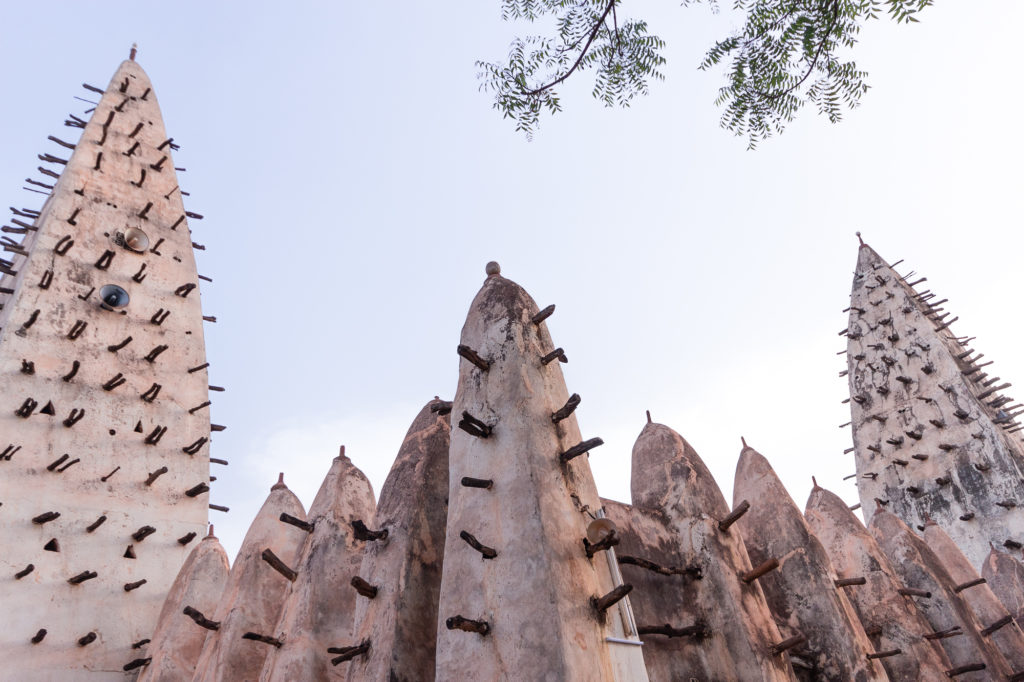 Minarets hérissés de pics de bois de la Grande Mosquée de Bobo Dioulasso, Burkina Faso