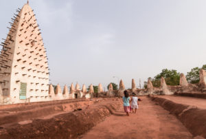 Enfants sur le toit de la Grande Mosquée de Bobo Dioulasso, Burkina Faso