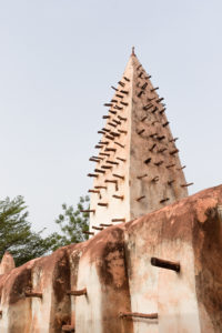 Minaret et mur d'enceinte de la Grande Mosquée de Bobo Dioulasso, Burkina Faso