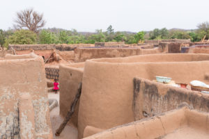 Les cases de terre du village de Tangassogo vues d'un toit, Burkina Faso