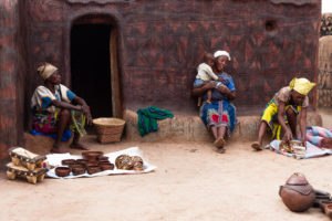 Femmes montrant leur poterie devant leurs cases dans le village de tangassogo, Burkina faso