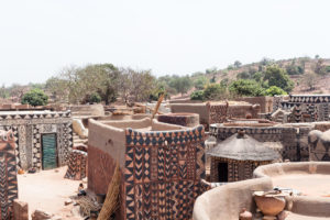 Les cases aux motifs noirs et blancs de la cour royale de Tiébélé, Burkina Faso