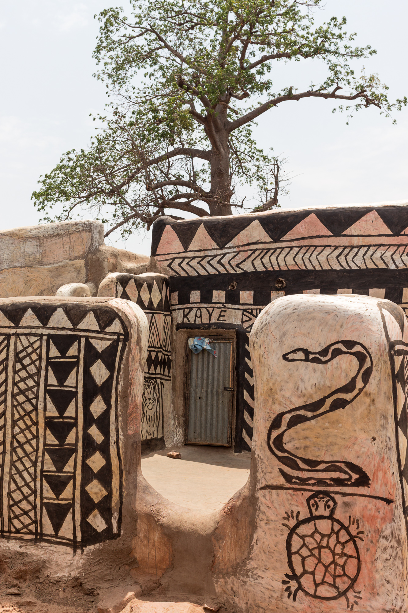 Cases décorées de motifs noirs et blancs dans la cour royale de Tiébélé, Burkina faso