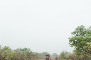 Camion croisant un piéton dans un paysage africain, Burkina Faso