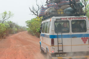 Taxi-brousse sur la piste rouge entre Nazinga et Bobo Dioulasso, Burkina Faso