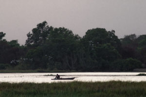 Pêcheur en pirogue sur le lac de Tengrela, région de Banfora, Burkina Faso