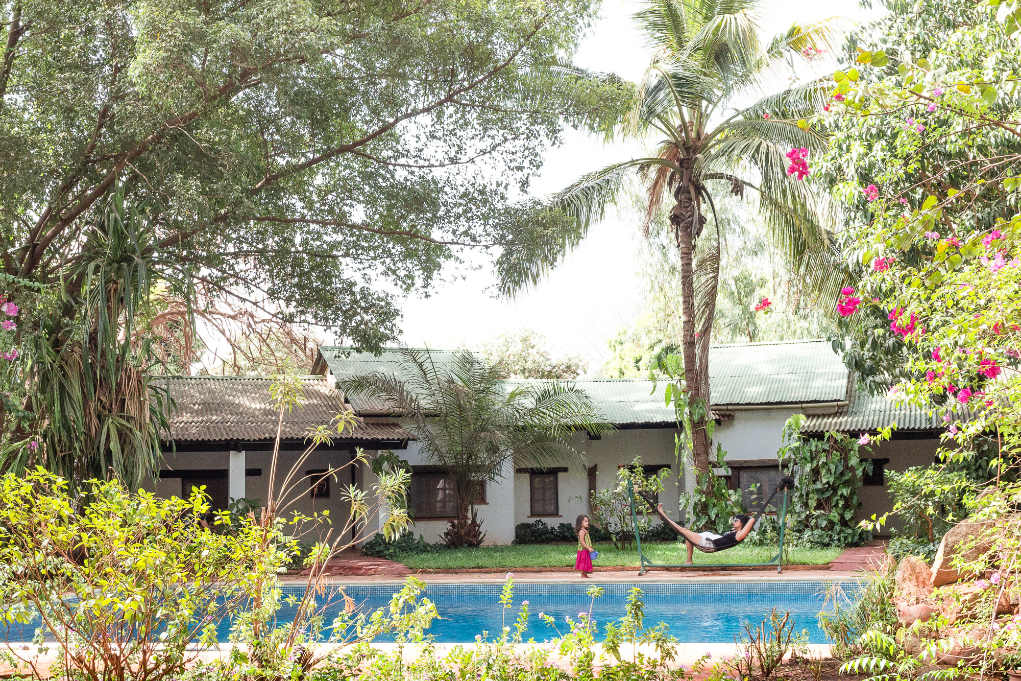 Hamac, piscine et végétation luxuriante de l'hôtel Canne à Sucre, Banfora, Burkina Faso