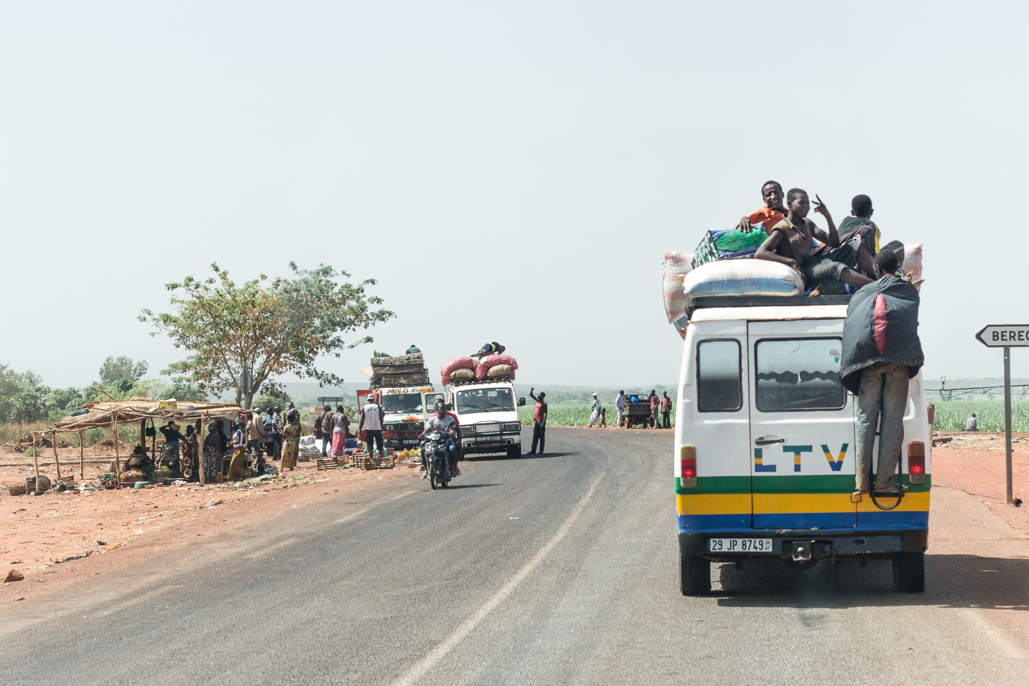 Taxi-brousse sur la route de Banfora, Burkina Faso