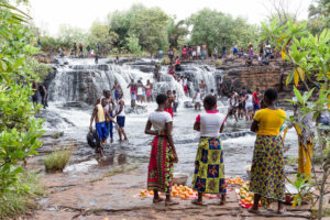 Vendeuses de mangues et Burkinabé profitant des cascades de Banfora, Burkina Faso