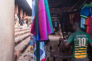 Intérieur et extérieur du marché de Gaoua, Burkina Faso