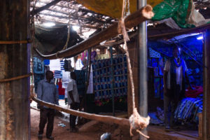 Stand éclairé à la lumière bleue sur le marché de Gaoua, Burkina Faso