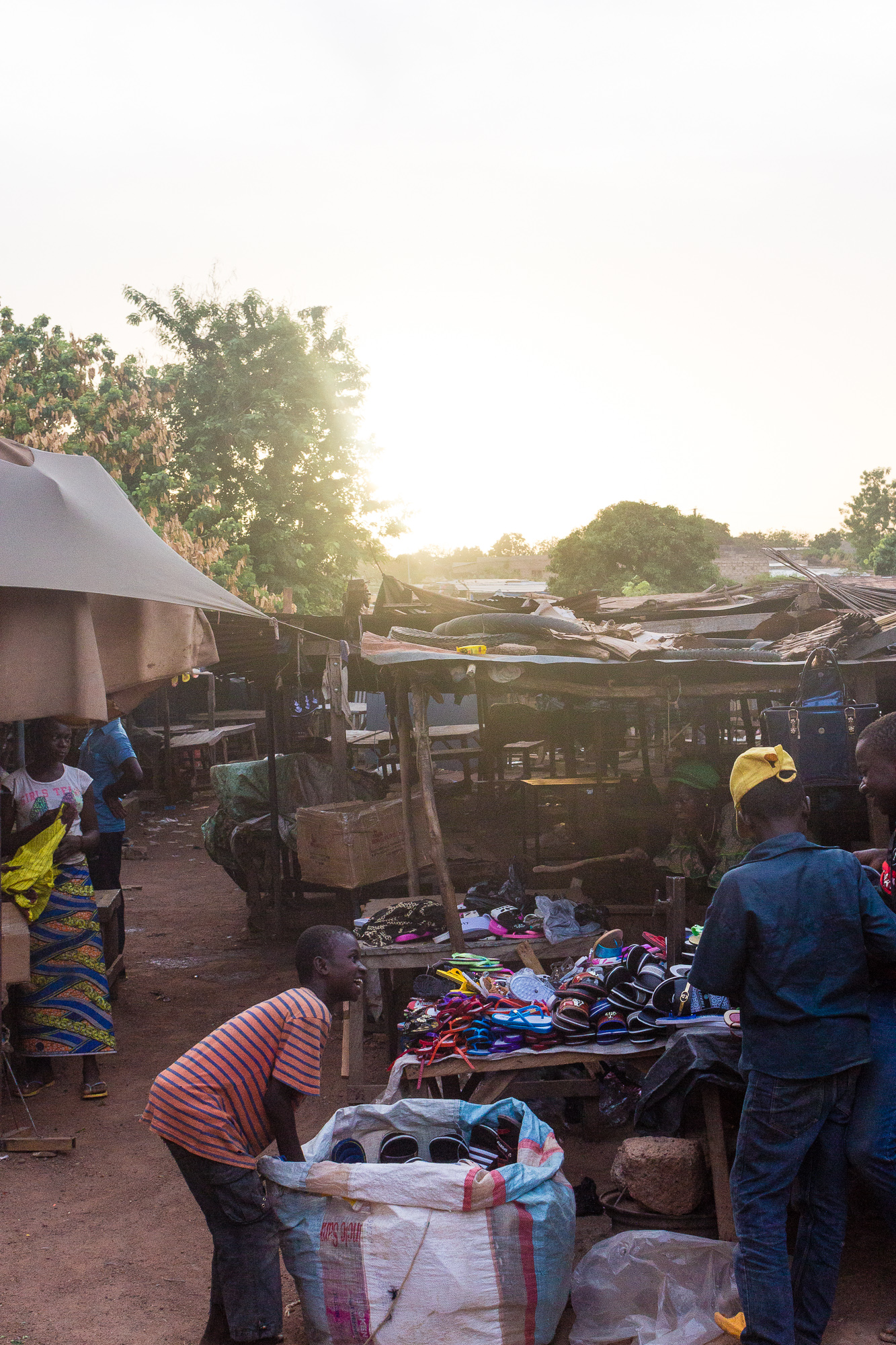 Stand extérieur de chaussures du marché de Gaoua, Burkina Faso