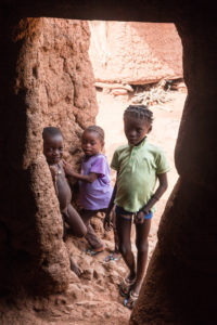 Enfants à l'entrée d'une case du village Lobi de Sansana, Burkina Faso