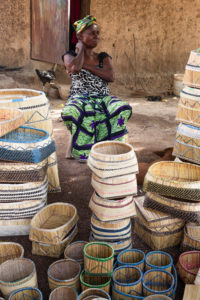 Corbeilles tressées d'un village d'artisans Lobi dans la région de Gaoua, Burkina Faso