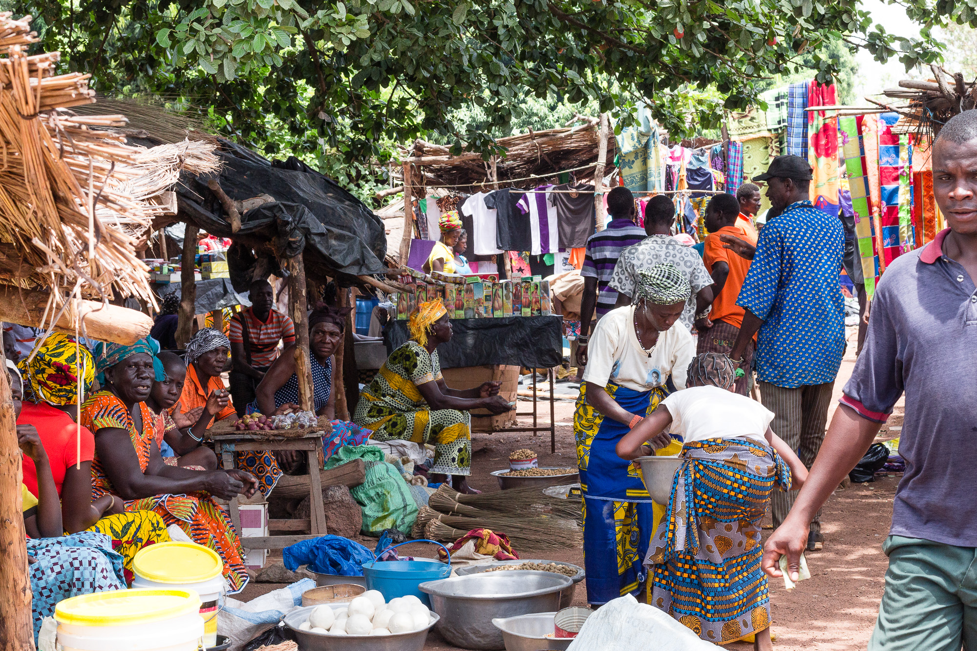 Femmes en wax attendant la vente au marché de Doudou, pays Lobi, Burkina Faso