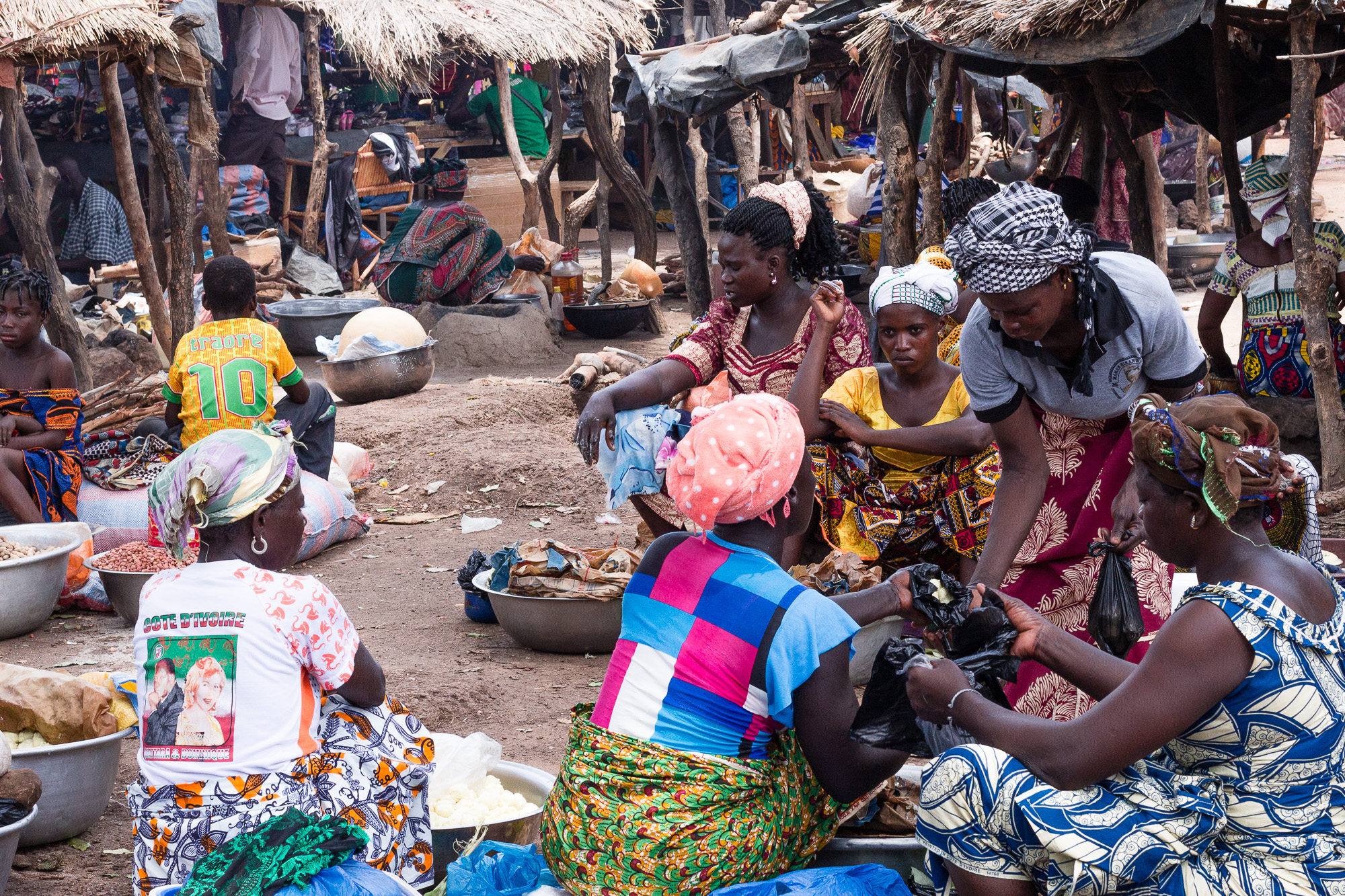 Femmes négociant au marché de Doudou, pays Lobi, Burkina Faso