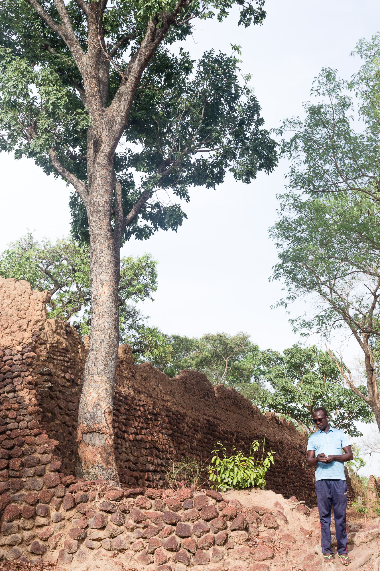 Pensif sur les ruines de Loropeni, Burkina Faso