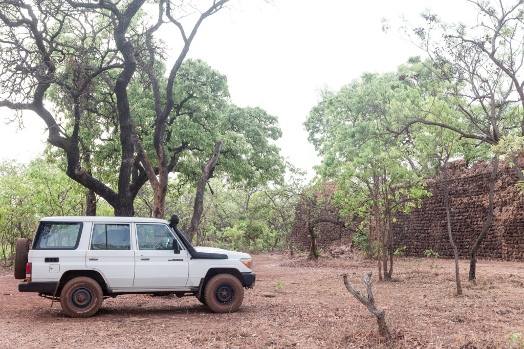 Landcruiser face aux ruines de Loropeni, Burkina Faso