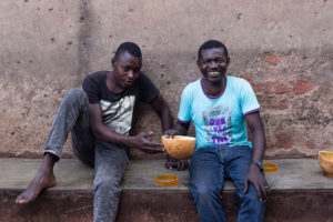 Deux hommes boivent de la dolo dans le Vieux Bobo, Bobo Dioulasso, Burkina Faso