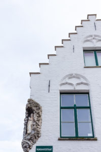Façade pignon à gradins ou redents et statue de la Vierge, Bruges, Belgique