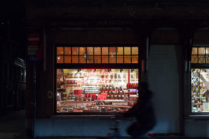 Boutique de confiseries éclairée dans la nuit, Bruges, Belgique
