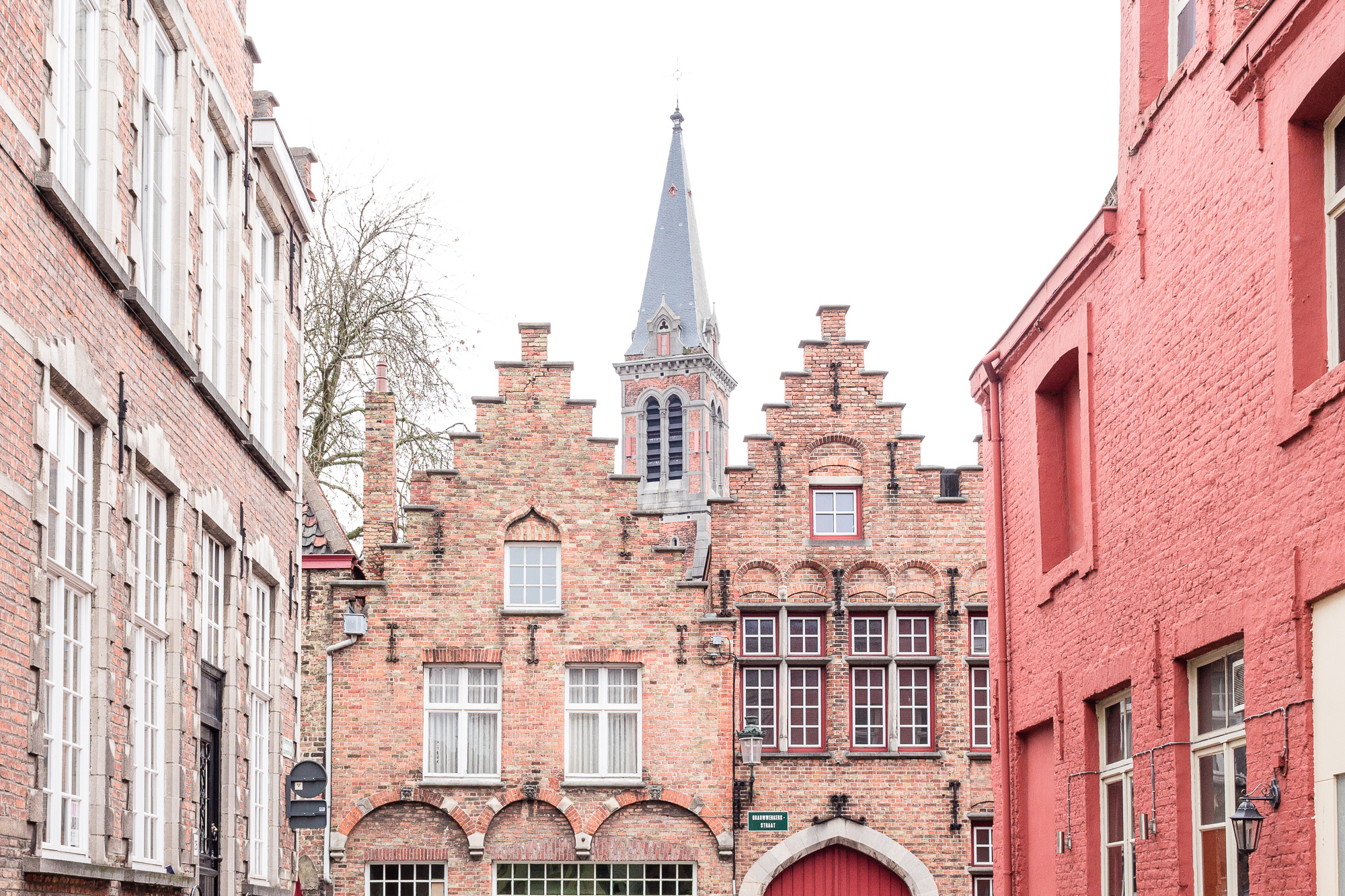 Pignon à gradins ou redents et façades roses façon Disneyland, Bruges, Belgique